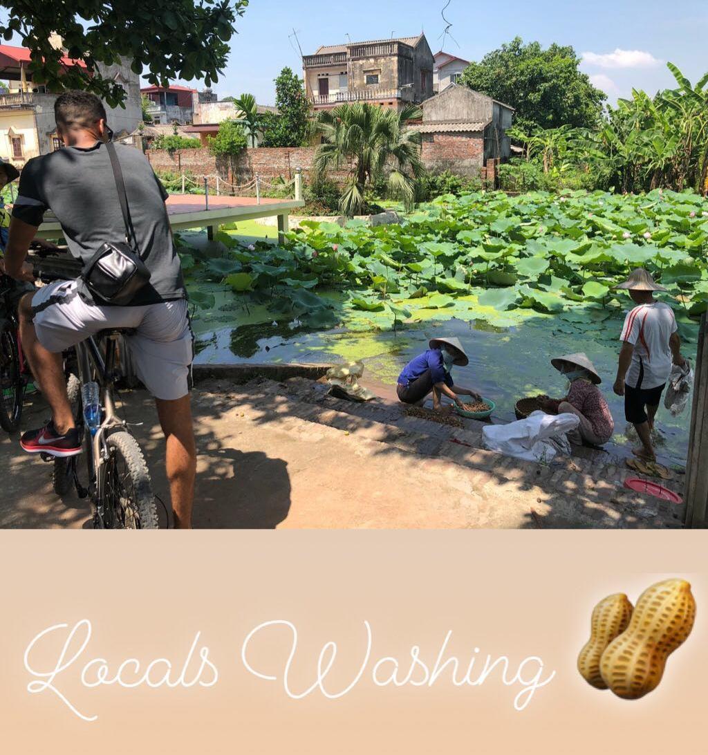 Cộng đồng mạng phát cuồng khi Smalling đạp xe, uống nước mía ở ngoại thành Hà Nội